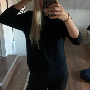 ribbad marinblå trekvartströja - säljer nu denna trendiga trekvartströjan ifrån H&M i storlek M 😊