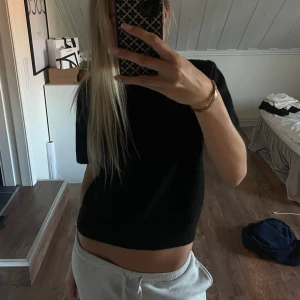 svart stickad t-shirt - jättefin stickad t-shirt från H&M i storlek M, väl använd så nopprer förekommer men inget man tänker på! skriv för mer bilder 🥰