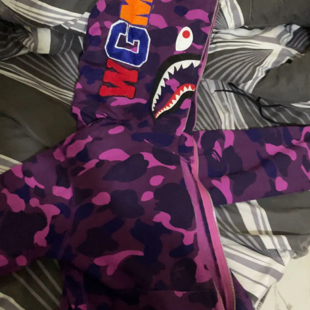 Bape hoodie nästan oanvänd tvättas innan den skickas köparen står för frakten. Kan gå ner i pris vid snabba affärer😃. Hoodies.