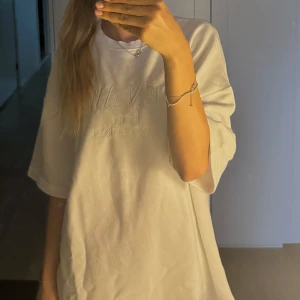 Oversize kortärmad sweatshirt - Chiquelle  - Säljer denna kortärmade sweatshirt från Chiquelle som är oversize. Använda en gång så skicket är jättebra.