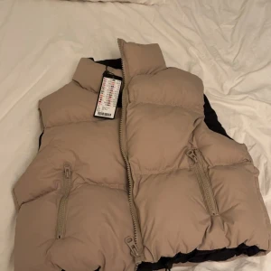 Kort väst till höst  - Aldrig använd, från new yorker, kommer med prislapp, kort väst 