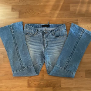 Bootcut jeans - Midrise ljusblå bootcut jeans i storlek 28. Det är en lite kortare modell. Priset kan diskuteras