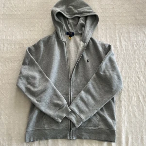Ralph lauren - En riktigt snygg Ralph lauren zip tröja storlek S som är knappt använd. Skick 9/10. Pris kan diskuteras.