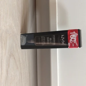 Waterproof Eyebrow gel från nyx - Waterproof Eyebrow gel från nyx❤️ köpte för 100kr men säljer för 80. Nuvarande pris runt 120kr❤️