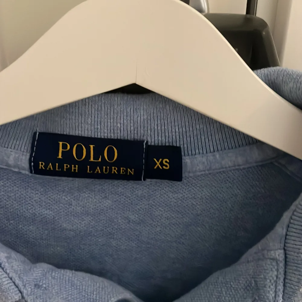 Jag säljer min polo Ralph lauren tröja pga att jag inte använder den länge. Skjortor.