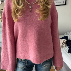 Stickad tröja gina - (NYPRIS 400kr) Säljer denna så fina helt slutsålda stickade tröjan från Gina i jättebra skick, endast använd 1 gång! Det är storlek xxs men är väldigt stor i storleken på skulle säga att det är som en xs-m💕 köp direkt för 300!