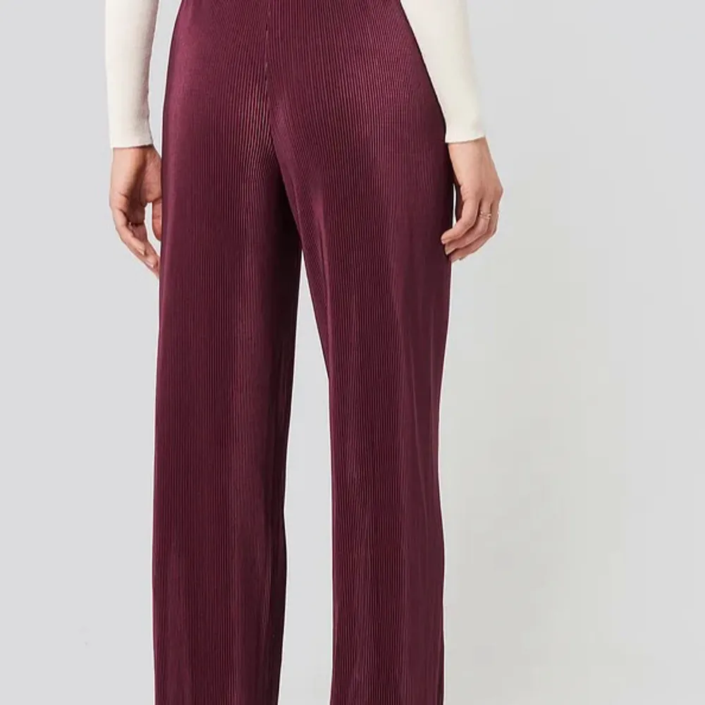 Säljer ett par snygga vinröda veckade från NA-KD, ”Wide Pleated Pants”. I färgen burgundy. Högmidjade, loose fit med breda ben. Perfekta för höst/vinter, i nyskick. Superbekväma, stiliga för både vardag & fest! Köpt för 350kr, säljs för 120kr.. Jeans & Byxor.