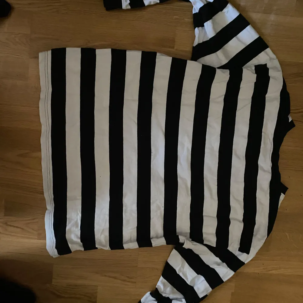 Black and white striped T-shirt bout from h and m. In good condition but still worn a decent amount . T-shirts.