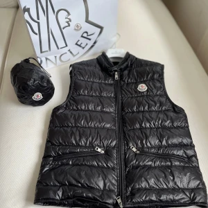 Moncler gui down vest, storlek 1 - Säljer en jätte fin dunväst från moncler i ny skick.