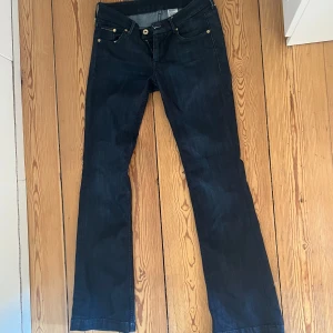 As snygga mörkblåa Bootcut jeans❤️❤️ - Lågmidjade bootcut, skriv för frågor❤️
