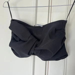 Crop Top med rosett - Cropped Top med rosett från Zara. Så fin till en kjol med högre midja eller jeans! Storlek 38/medium