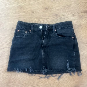 Jeanskjol - Säljer denna snygga jeanskjolen. Perfekt till höst med en stickad tröja eller liknande💖