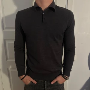 Mörkgrå Pikétröja från Asket - En stilren och snygg mörkgrå pikétröja från Asket. Nypris: 1200 kr. Tröjan är i grymt skick! Storlek M men passar även som S. Modellen är 182 cm och väger 75 kg. Pris går att diskuteras!