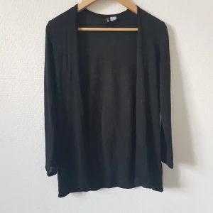 Luftig svart kofta med fickor - Luftig och sval kofta i bra skick, i storlek xs. Mjukt stickat material