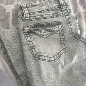 Skit snygga jeans❤️ - Säljer mina skit snygga gråa jeans i stlk 146 från Gina. Dem kommer inte till användning jeansen har lappen kvar. Skriv gärna om Du är intresserad❤️❤️❤️