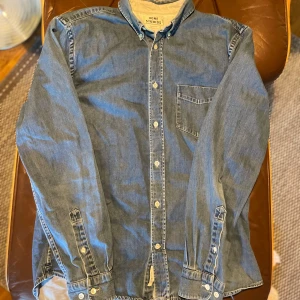 Acne Studios skjorta - Acne studios ”Isherwood” jeansskjorta. Väldigt bekväm, materialet är mjukt och påminner inte om det sträva jeans tyget som många jeansskjortor har.  Använd ett fåtal gånger Nypris: 2000kr