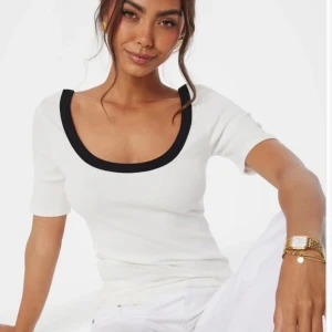 Contrast rip short sleeve top - Bra skick 