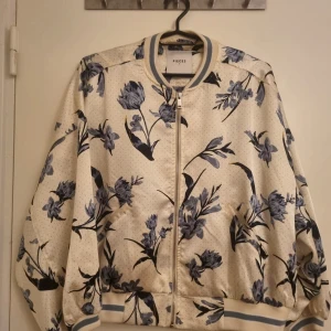 Jacket jacka M Pieces  - Short jacket from Pieces size M Condition as seen in pictures All clothes have been stored in boxes so they have to be washed by the buyer.