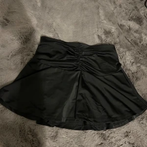 Minikjol - Svart Minikjol. Aldrig använd💕💕