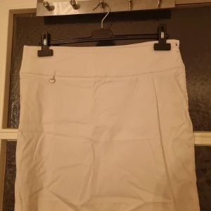 Vit kjol från Night Queen - White early 2000s skirt from Night Queen size 40. All items have been stored in a box and need to be washed by the buyer .