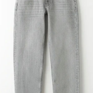 Gråa straight low jeans - storlek 38 priset går att diskuteras💓