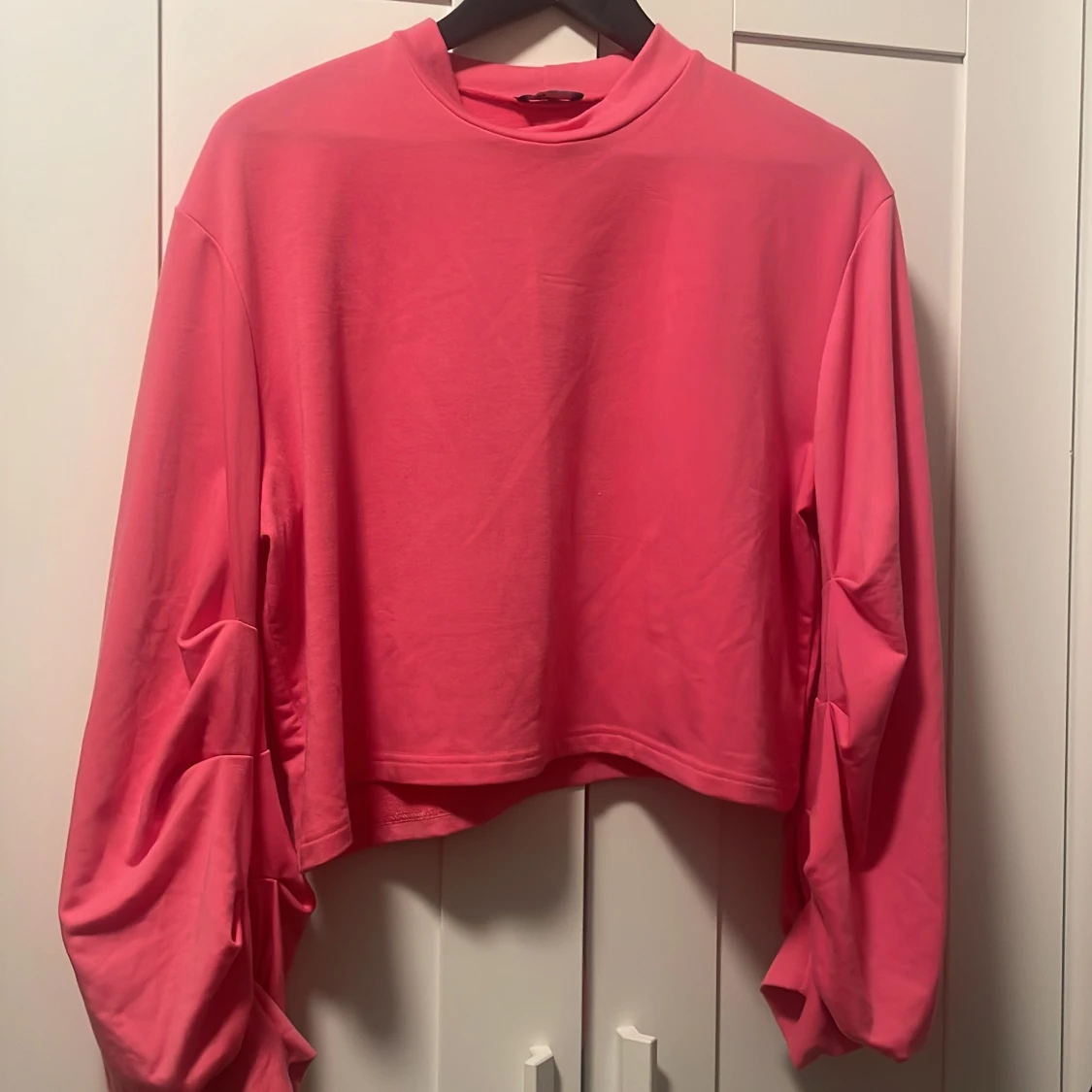 Rosa croppad tröja från Nobody's Child - 90