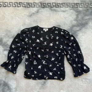 Blus - En super fin blus med knäppning i fram, från kollektionen vintage stories som köptes för några år sedan. Använd 1 gång! Funkar till storlek XS-S (liten i storleken)🌸