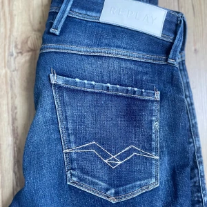 Replay anbass jeans - Säljer ett par riktigt feta replay anbass jeans med skiiitsnygg tvätt!!! *Slim fit *W29 L32  men sitter bra på mig som vanligtvis bär W31 L32 på andra jeans. * Bra skick 