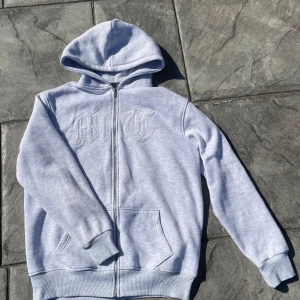 Tuttolente MT zip hoodie  - Tjena säljer min tuttolente MT zip hoodie (grå) jag de inte riktigt passade mig. Storlek: XL men sitter som L  Skick: 7/10 det finns inte några snören vid luvan.  Om du har några frågor, funderingar eller vill ha fler bilder så skriv till mig.