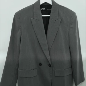 Kavaj från Zara - Helt ny utan prislapp! :) Sitter oversized.