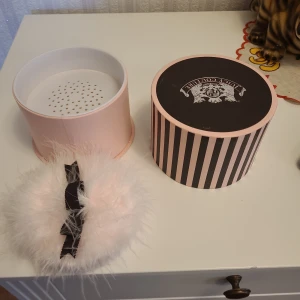 Juicy Couture kropps talk - Säljer en superfin lyxigt kroppstalk från Juicy Couture. Den har en söt svart rosett som detalj och kommer i en lyxig randig ask. Perfekt för att ge din hud en extra touch av glamour!