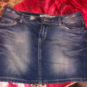 Zara Premium Kjol - Zara Aged Denim Kjol. Premium collection. Storlek EUR 36, USA 4, MEX 26. 
