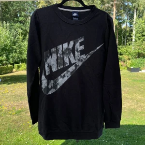 NIKE sweatshirt - Svart sweatshirt från Nike med logga på framsidan. Sweatshirten är lite längre, går ner en bit över rumpan. Storlek M 🌷🤍  Längd: 74 cm Axel: 41 cm