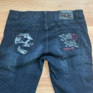 Rock Rebel jeans - Säljer dessa riktigt coola jeansen! Köpte dom på vinted men tyvärr var dom för stora för mig.  Storlek visas på sista bilden! Skriv gärna om ni har några frågor💞