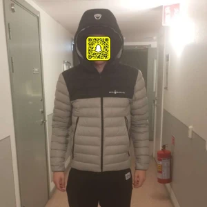 Sailracing jacka - Hej jag säljer nu min sailracing jacka som är använd 2 gånger den är i ny sick och original pris är 3000 men jag säljer mig för 1500 men pris kan diskuteras 