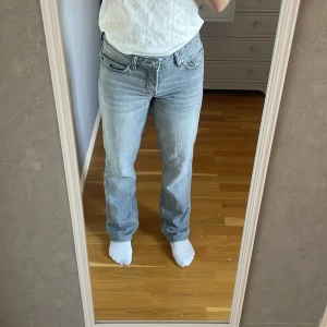 Lågmidjade jeans  - Gråa Lågmidjade Jens från lager 157 dom är bra skick förutom att dom har en hål på baksidan 💕