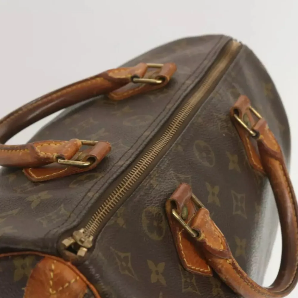 Louis Vuitton Speedy 30. Ett måste i väskkollektionen! Bra storlek för både vardagsbruk och resor. Perfekt att använda som skol-/arbetsväska. Speedy ger en touch av lyx och stil till varje outfit.. Väskor.