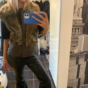 Pälsväst - Säljer nu denna skit snygga pälsvästen. Köpt secondhand men är från vero Moda😌den är i ett snyggt vintage skick!  (Ej äkta päls tror jag!) Hör av dig vid frågor💞