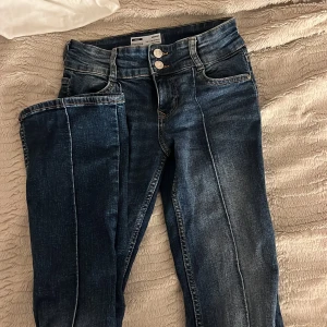 Low waist bootcut jeans - Säljer dessa low waist bootcut jeans från Bershka då de ej kommer för användning 💕