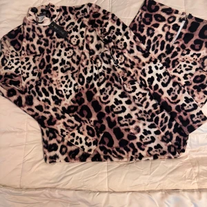 Långärmad klänning Nelly strl S. - Långärmad leopardmönstrad klänning från Nelly storlek S. Oanvänd. 