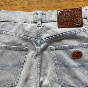 Ljusblå jeans från Valentino - Säljer ett par snygga ljusblå jeans från Valentino. De har en klassisk femficksdesign och en snygg läderpatch med Valentino-loggan på baksidan. Köper man direkt från valentino kostar dom 9800kr pris kan diskuteras 