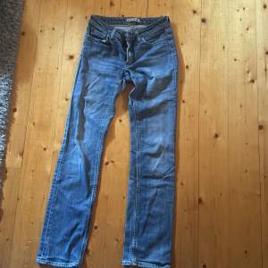 Acne jeans med lågmidja och rak passform i fint skick, skulle säga att dem är lite mindre i storleken