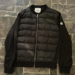 Moncler Cardigan - Helt oanvänd Äkta moncler cardigan, oanvänd pga att den var för stor när jag fick den för 2 år sedan, Tappa bort kvittot så därför lägger jag lägre pris