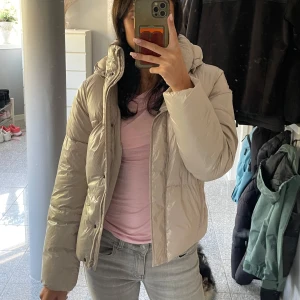 Jacka - Oanvänd jacka från lager 157 i storlek 150. Jag är 162!