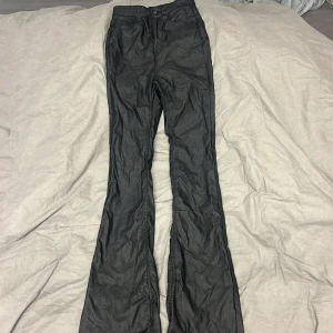 Skinnbyxor - Skinbyxor bootcut, bra skick förutom att dom är lite nertrampade på baksidan längst ner. Därav priset. 🤍