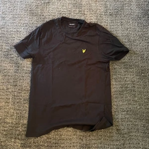 Lyle & scott t-shirt - Nästan aldrig använd. Står XL men skulle säga att de är mer M 
