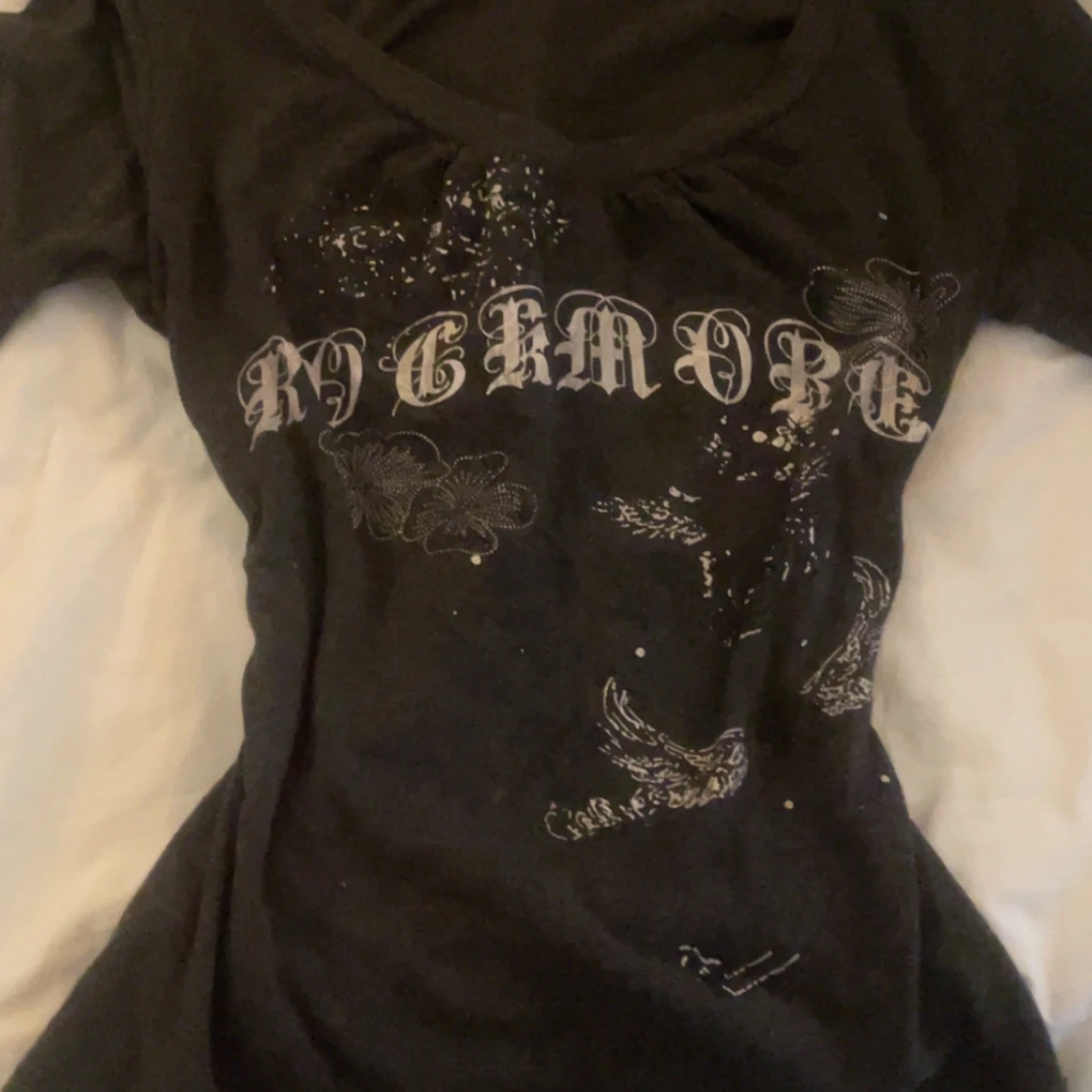 Mörkgrå långärmad topp med tryck