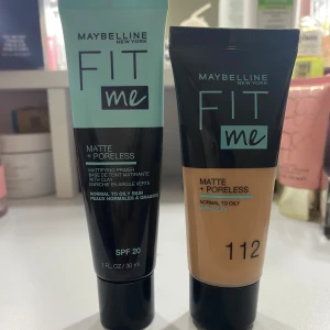 Maybelline Fit Me Matte + Primer på köpet - Maybelline Fit Me Matte + Poreless Primer och Foundation för normal till oljig hud. Primern har SPF 20 och foundationen är i nyans 112. Båda produkterna är designade för att ge en matt finish och minimera porer.