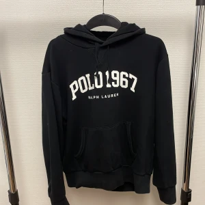 Ralph lauren hoodie  - Säljer denna feta ralph lauren hoodie perfekt nu till vintern! Storlek M men passar även S! Skick 9/10. Kan gå ner i pris vid snabb affär. Hör av dig vid minsta fundering 🤩