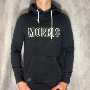 Morris hoodie - Säljer denna extremt eftertraktade Morris hoodien. Storlek xs sitter som S.Bra skick.